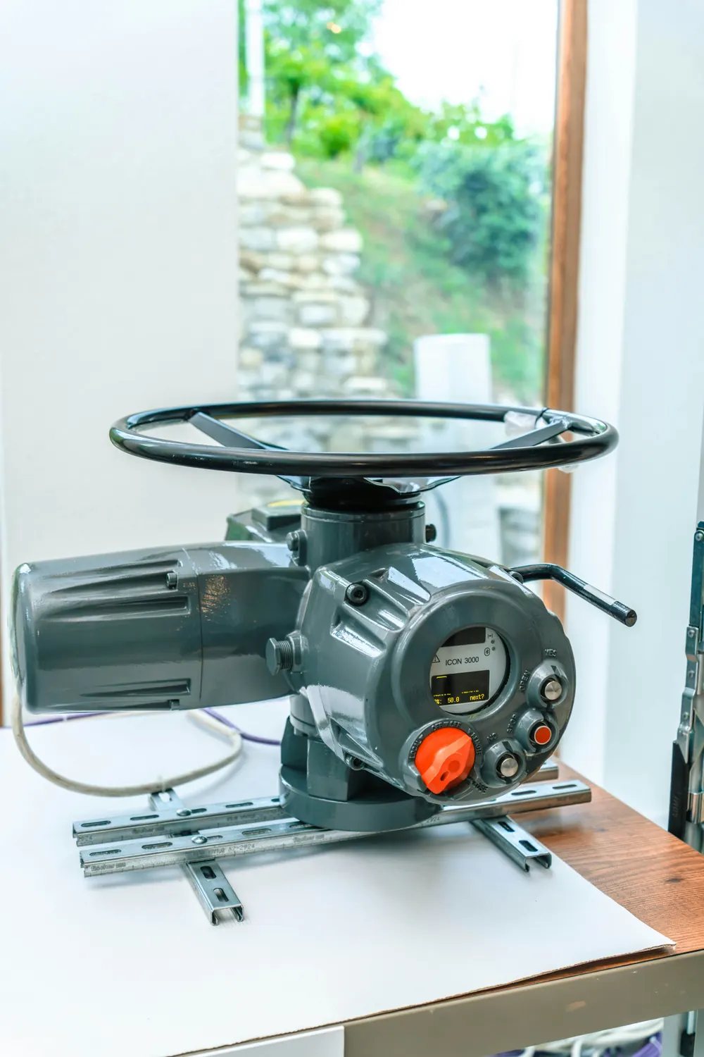 Electric valve actuator with a handwheel, local control selector and display