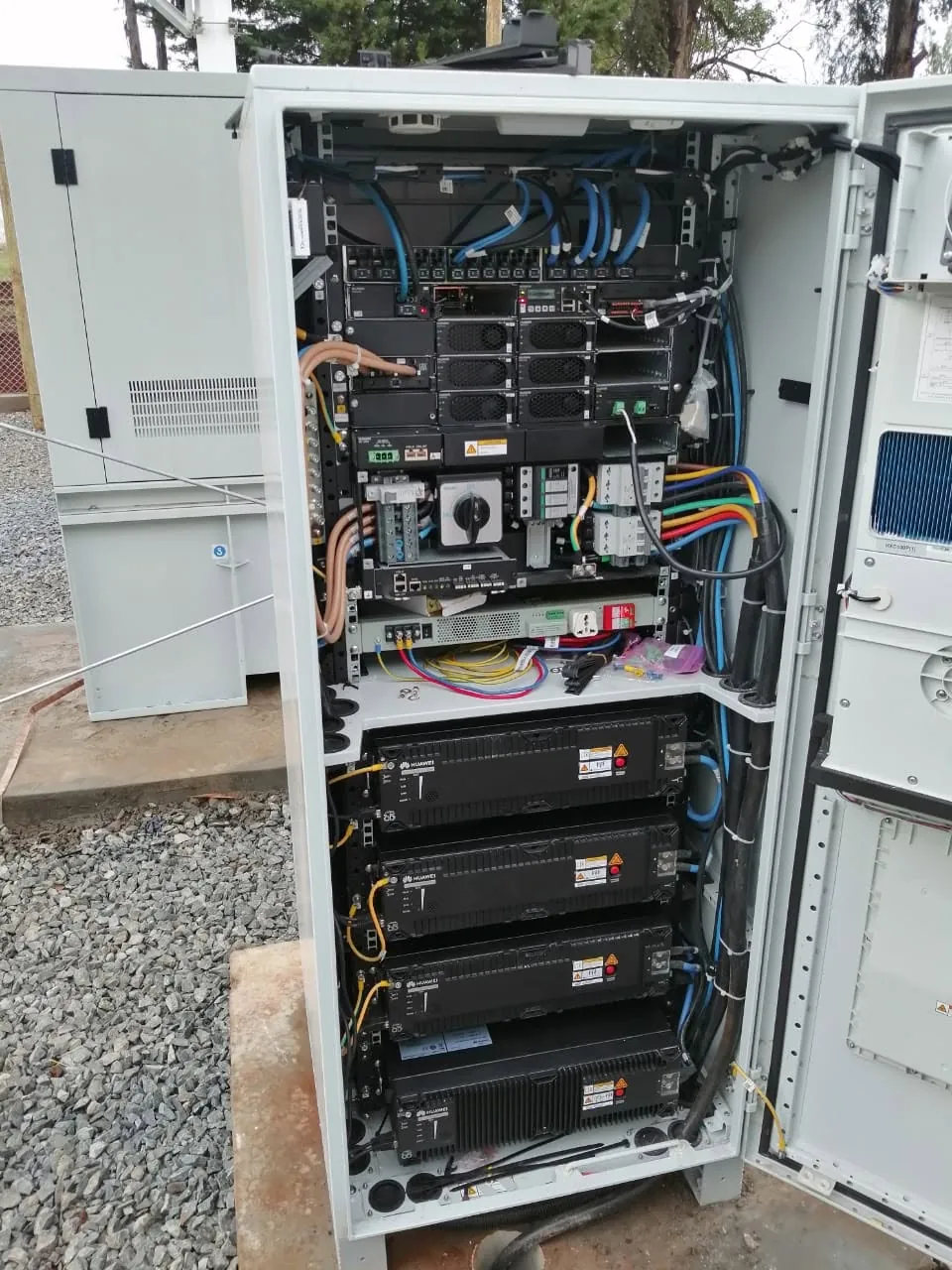 Outdoor power cabinet with rectifier modules and lithium battery backup